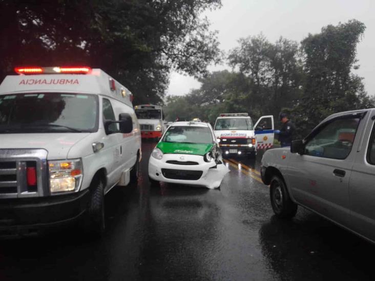 Motociclistas chocan contra taxi en la Xalapa-Las Vigas