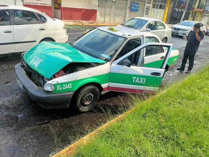 Taxi y auto chocan por alcance en avenida de Xalapa