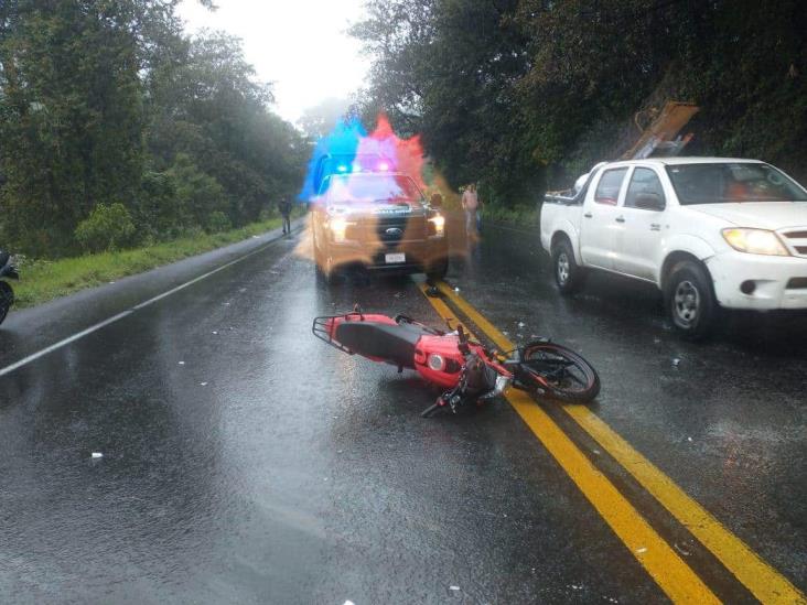 Motociclistas chocan contra taxi en la Xalapa-Las Vigas