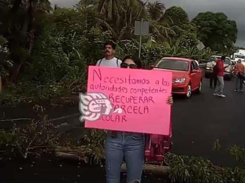 Padres de familia toman escuela y bloquean carretera en Vega de Alatorre