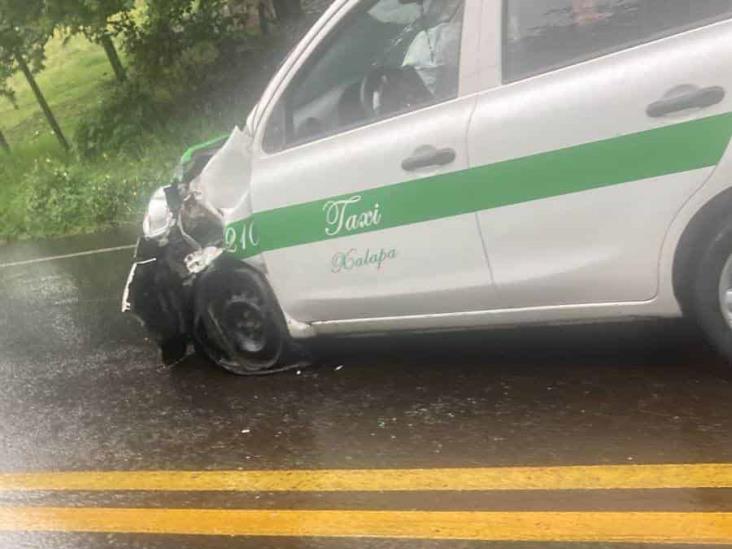 Motociclistas chocan contra taxi en la Xalapa-Las Vigas