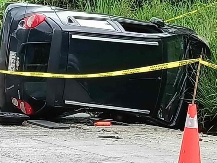 Choque volcadura deja un muerto y cuatro heridos en la carretera Las Trancas–Coatepec