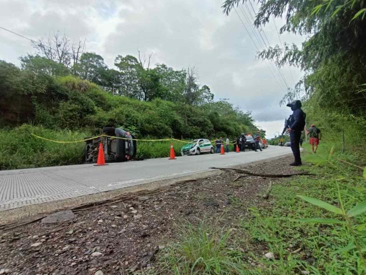 Choque volcadura deja un muerto y cuatro heridos en la carretera Las Trancas–Coatepec