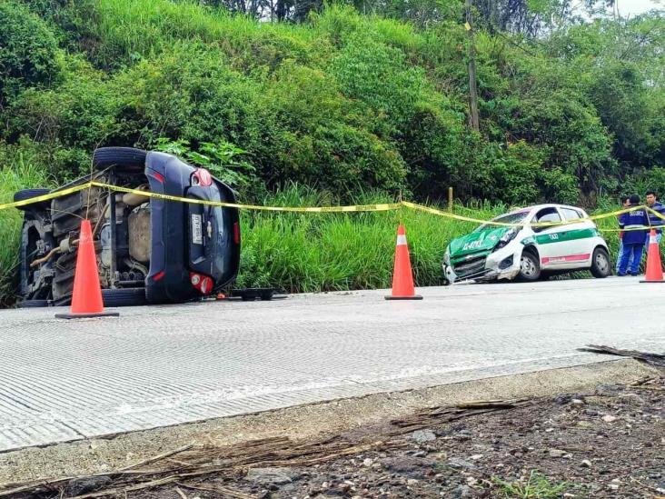 Choque volcadura deja un muerto y cuatro heridos en la carretera Las Trancas–Coatepec