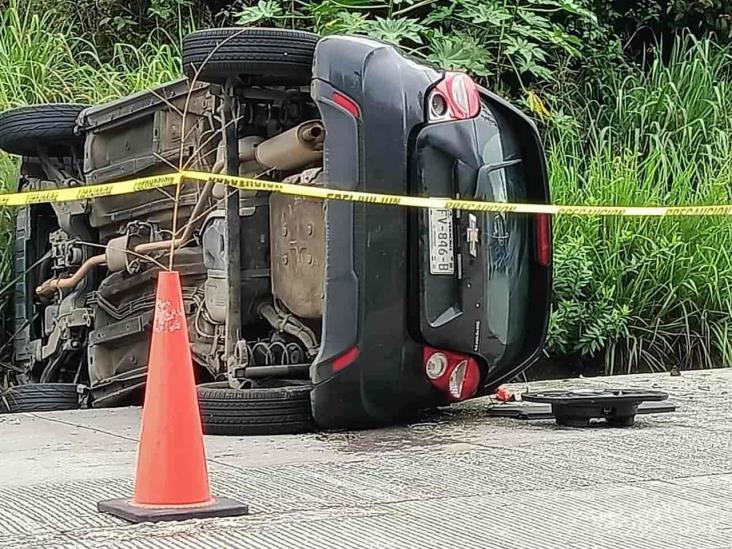 Choque volcadura deja un muerto y cuatro heridos en la carretera Las Trancas–Coatepec