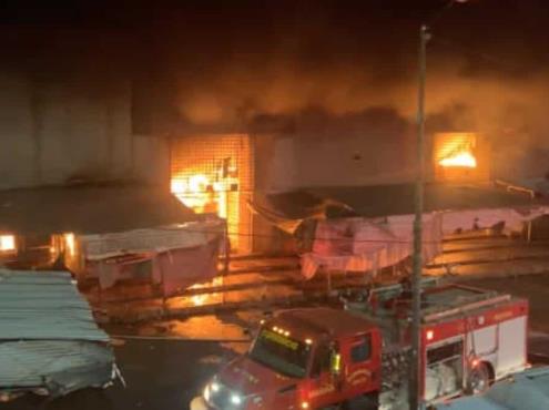 Voraz incendio consume más de 500 locales en mercado de Acapulco (+Video)