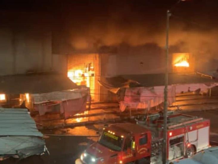 Voraz incendio consume más de 500 locales en mercado de Acapulco (+Video)