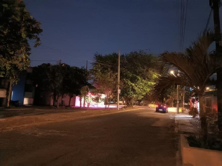 A oscuras caminan vecinos por calles del Buenavista en Veracruz