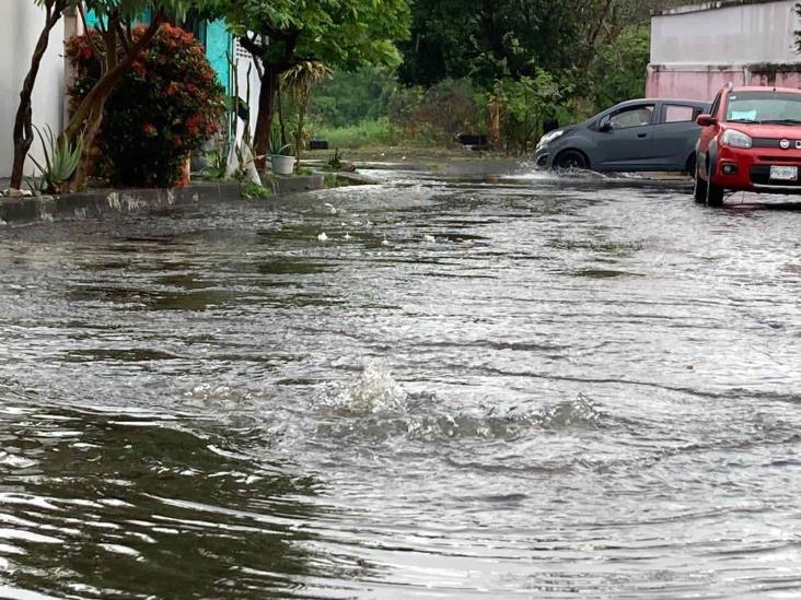 Torrencial lluvia desborda servicio pluvial en Lomas del Coyol