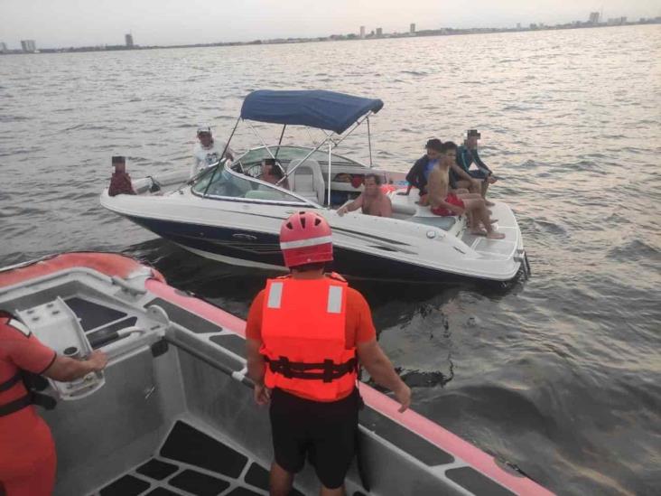 Rescatan a 9 personas varadas en un yate, en Boca del Río