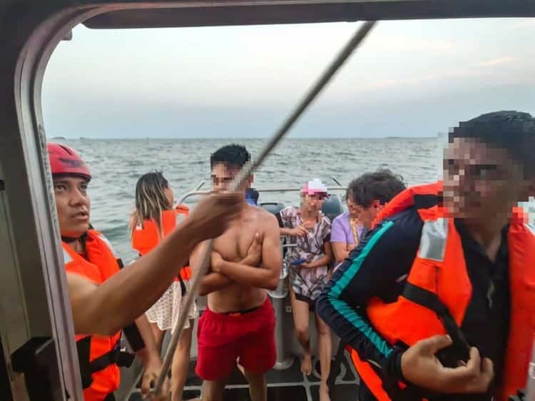 Rescatan a 9 personas varadas en un yate, en Boca del Río