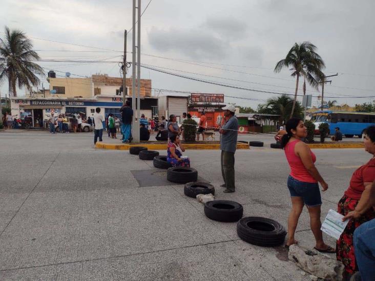 ¡12 horas sin agua ni luz! Bloquean avenida J.B. Lobos en Veracruz (+Video)