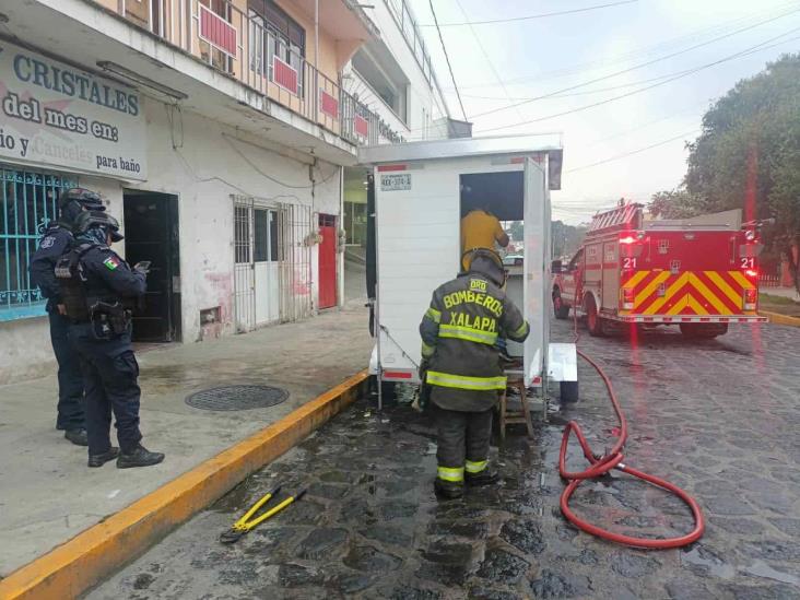 Evitan que remolque sea consumido por el fuego en Xalapa