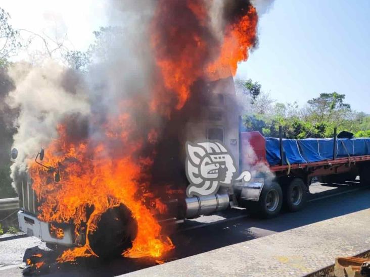 Tráiler en llamas desata caos en la autopista Puebla-Orizaba (+Video)