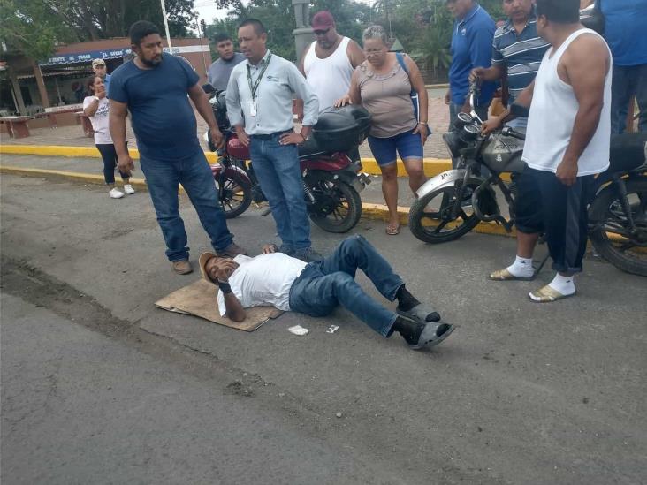 Motociclista se lesiona al ser atropellado por un automóvil en Carlos A. Carrillo