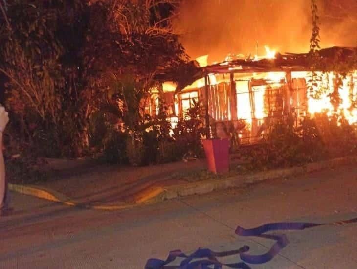 Incendio consume casa en Hueyapan de Ocampo (+video)