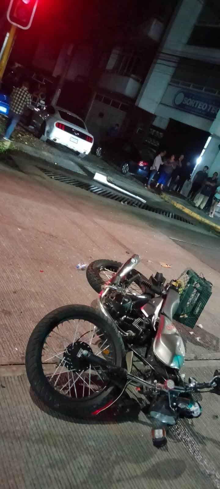Motociclista resulta lesionado en choque con auto en Xalapa