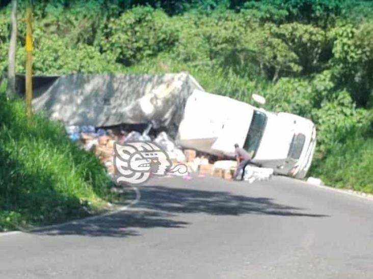 Ladrones vacían tráiler volcado en Chocamán