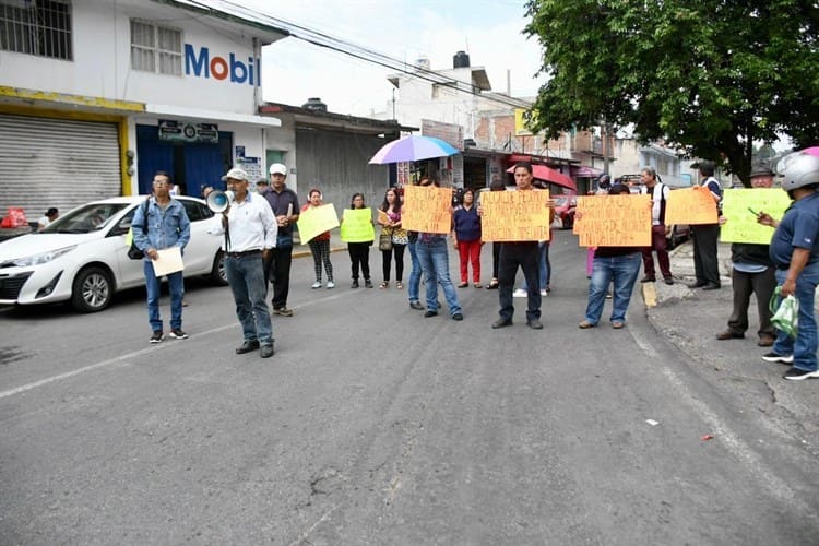 Con facturas elevadas y sin agua en Xalapa; enfurecidos con CMAS bloquean avenida