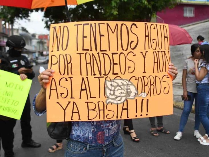 Sin agua, pero con facturas elevadas en Xalapa; vecinos enfurecidos con CMAS bloquean avenida (+Video)