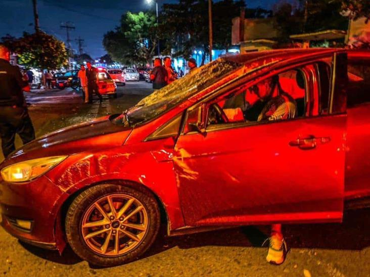 Se queda dormido y termina volcando en calles de Veracruz