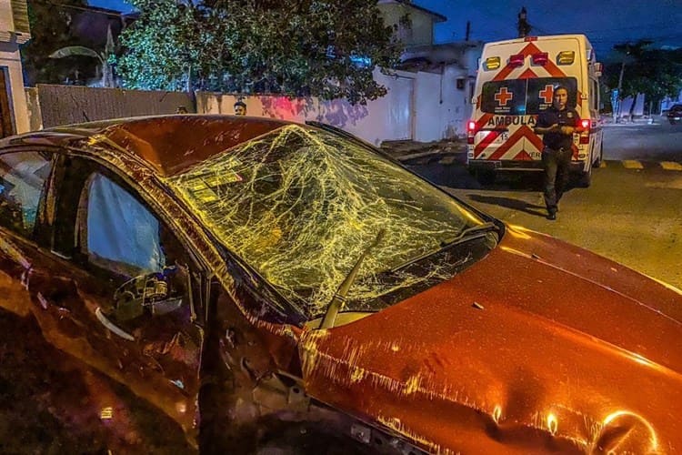 Vuelca auto tras quedarse dormido al volante en colonia de Veracruz