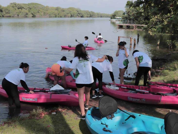 Estudiantes del Cetmar limpian los manglares de Mandinga