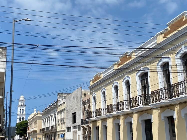 Telarañas de cables afectan la imagen del Centro Histórico de Veracruz