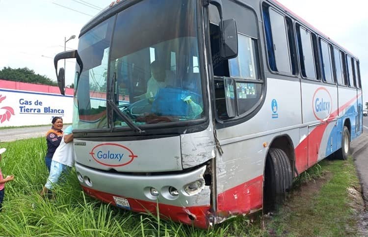 Carambola entre autobús y dos camionetas deja heridos en tramo Tinaja-Tierra Blanca