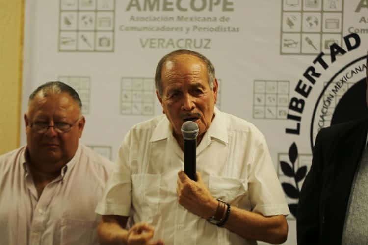 Galardonan a José Pablo Robles en Coatzacoalcos por el Día de la Libertad y Expresión