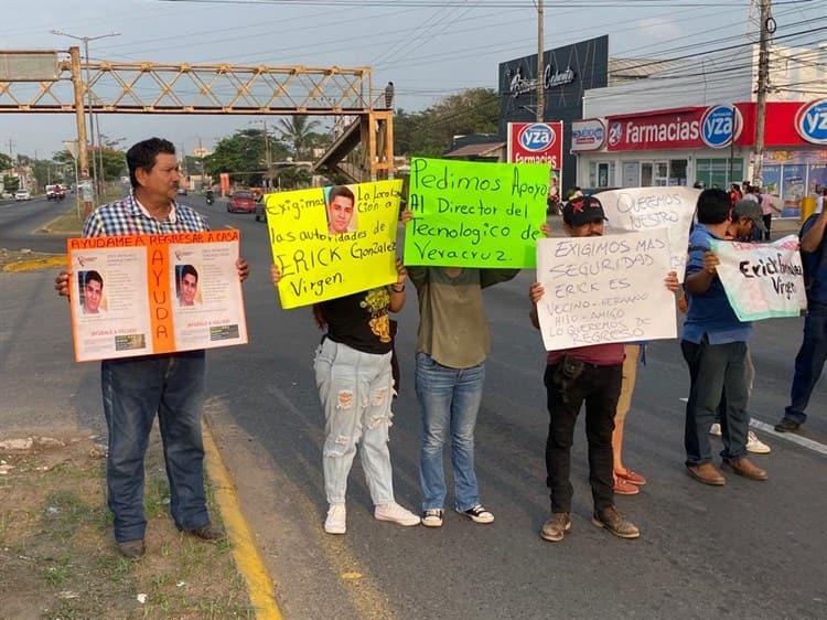 Con bloqueo, exigen localización de Erick, estudiante del Tec desaparecido en Veracruz