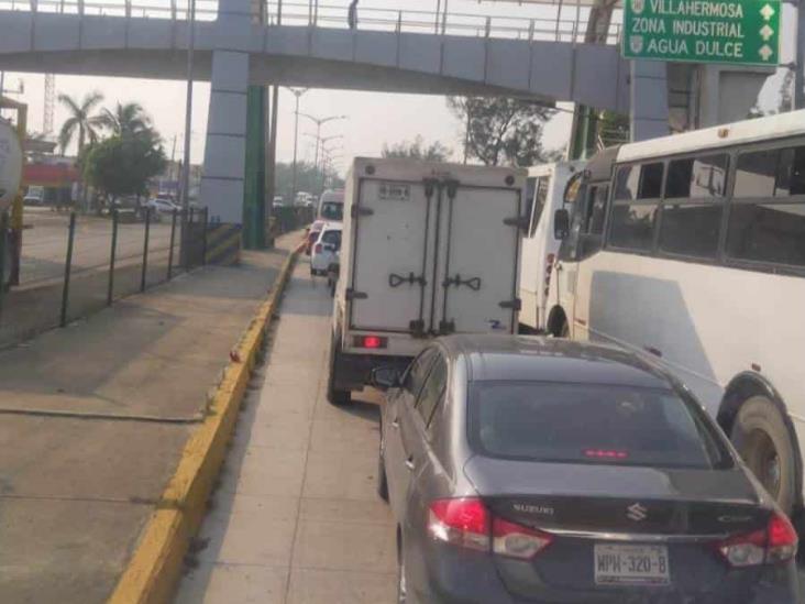 Tráiler descompuesto causa caos vial en el sur de Veracruz