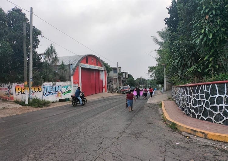Bloquean carretera Huatusco-Xalapa para exigir maestros y aulas en primaria