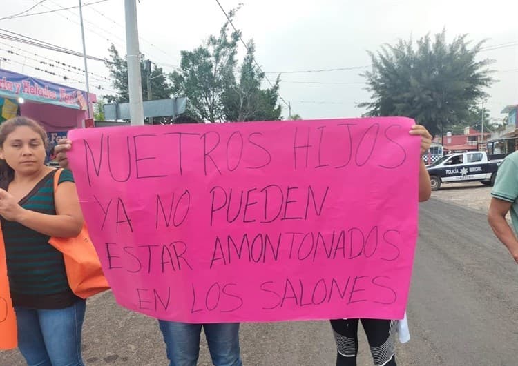 Bloquean carretera Huatusco-Xalapa para exigir maestros y aulas en primaria