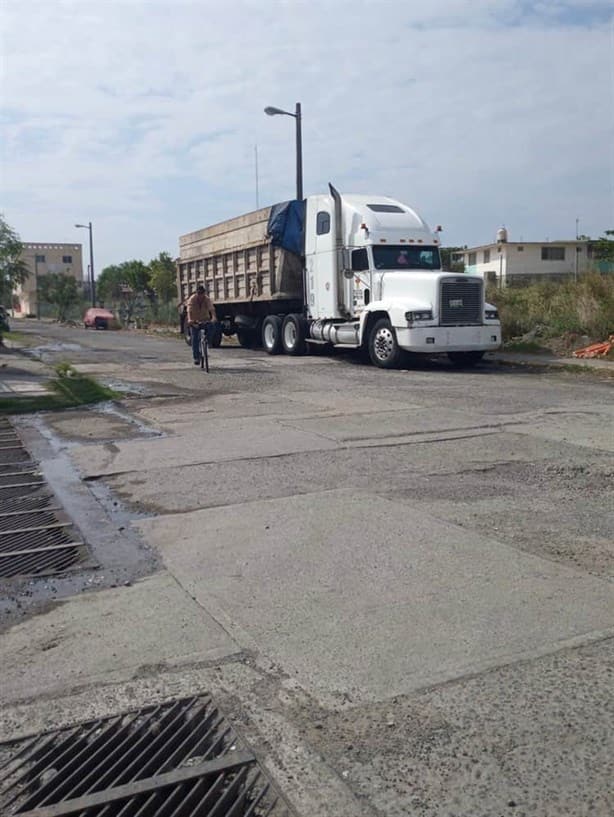 Invaden traileros el fraccionamiento Geo Los Pinos; dejan calles destrozadas