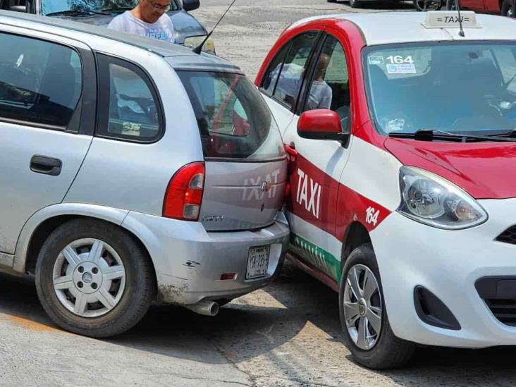 Choque de reversa en calles de Cardel