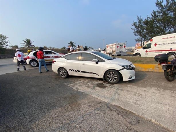 Taxista choca contra auto y termina sobre la banqueta en bulevar de Veracruz