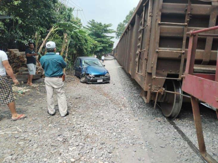 Madre e hijos intentan ganarle al tren y son impactados, en Soledad de Doblado