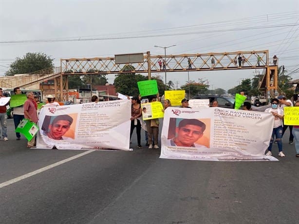 Familiares de Erick, bloquean por segundo día carretera Veracruz-Xalapa; exigen su localización