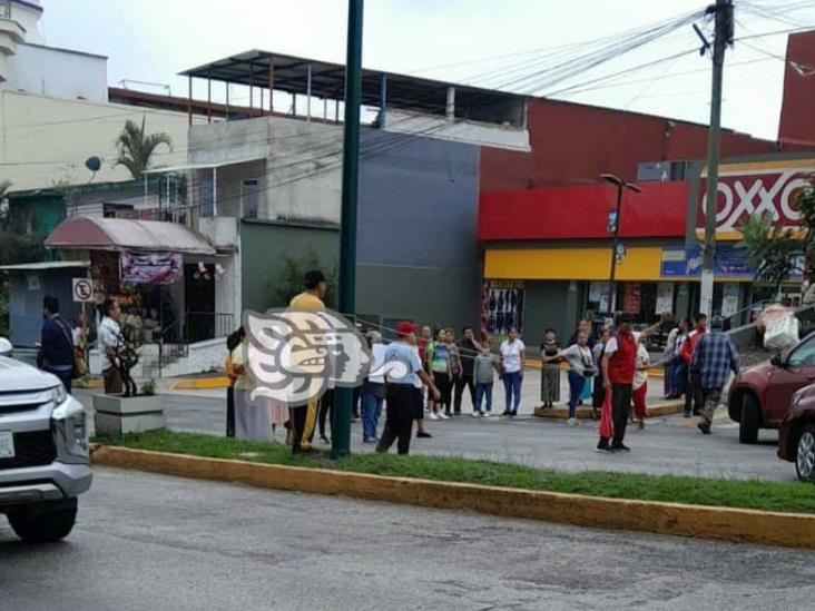 Por falta de agua, habitantes bloquean avenida 20 de Noviembre, en Xalapa