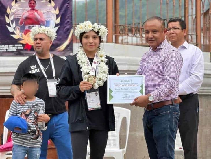 Emily es recibida entre aplausos en Zongolcia tras ganar oro en box en Juegos Conade 2023