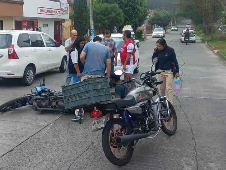 Herido, motociclista tras derrapar en avenida de Xalapa