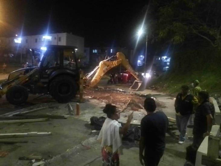 Destruye ayuntamiento puestos de vendedores en fraccionamiento Ruba de Veracruz