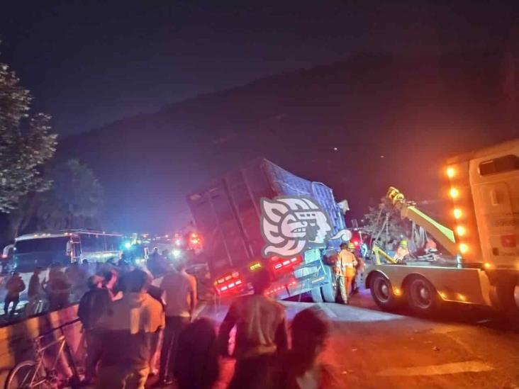 Vuelcan camiones de carga en autopista Puebla-Orizaba; rapiñeros roban mercancía