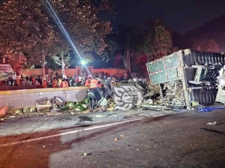 Vuelcan camiones de carga en autopista Puebla-Orizaba; rapiñeros roban mercancía