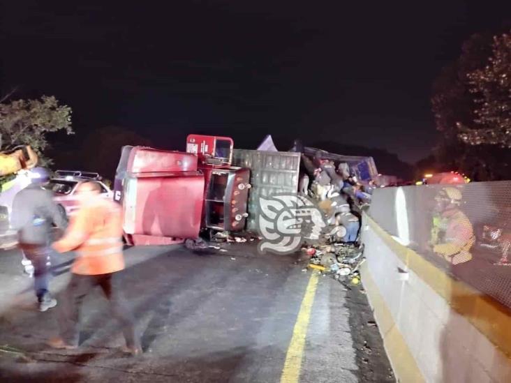 Vuelcan camiones de carga en autopista Puebla-Orizaba; rapiñeros roban mercancía