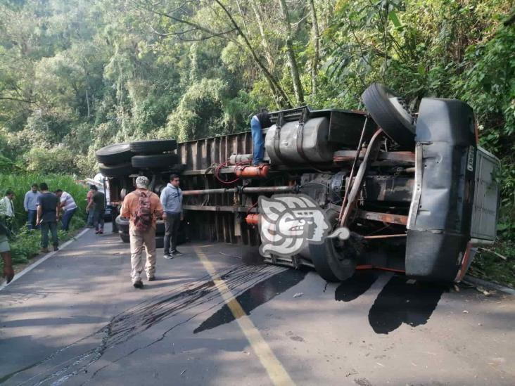 Vuelca cañero en la Coscomatepec-Huatusco; vialidad cerrada