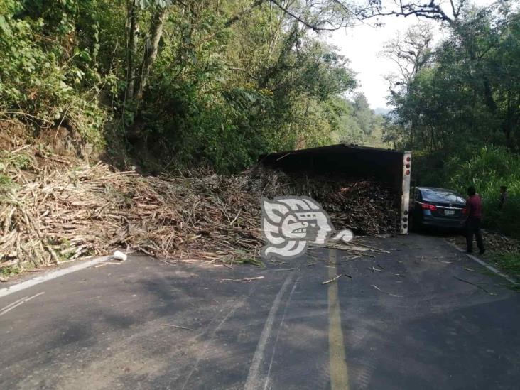 Vuelca cañero en la Coscomatepec-Huatusco; vialidad cerrada
