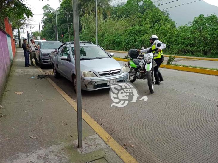 Vuelca automóvil en Ixtaczoquitlán; conductor resulta lesionado