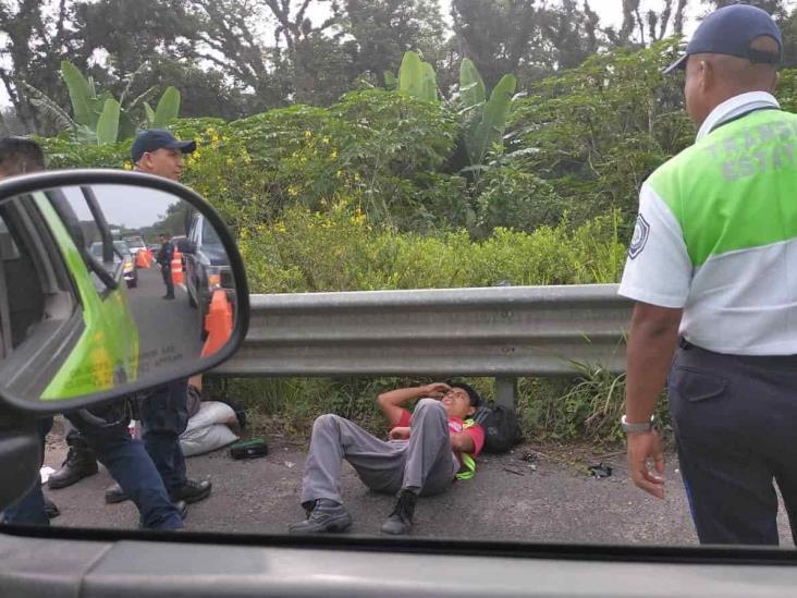 Pipa arrolla a trabajadores de Coca-Cola en libramiento de Coatepec